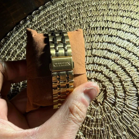 Citizen Gold Eco-Drive Men's Watch - Picture 3 of 5